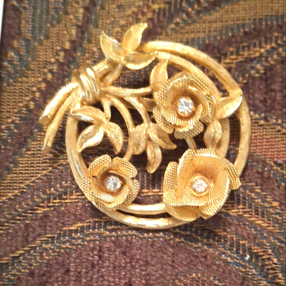 Elegant Gold Floral Brooch